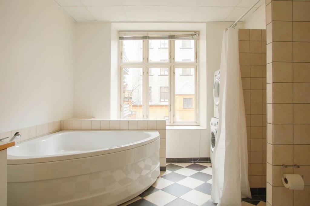 Large & Bright 3br Flat W Whirlpool Near Metro Apartment Copenhagen