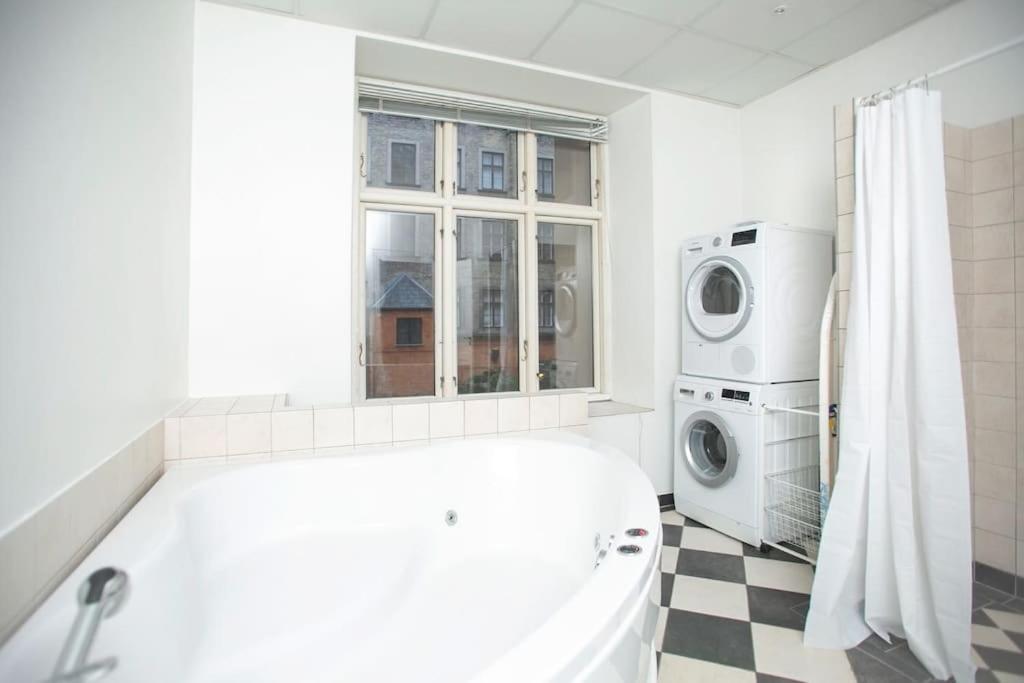 Large & Bright 3br Flat W Whirlpool Near Metro Apartment