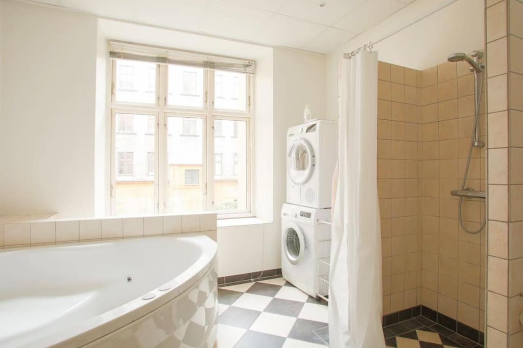 Large & Bright 3br W Whirlpool Near Metro *