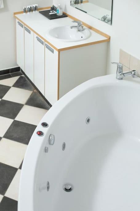Large & Bright 3br Flat W Whirlpool Near Metro Apartment *