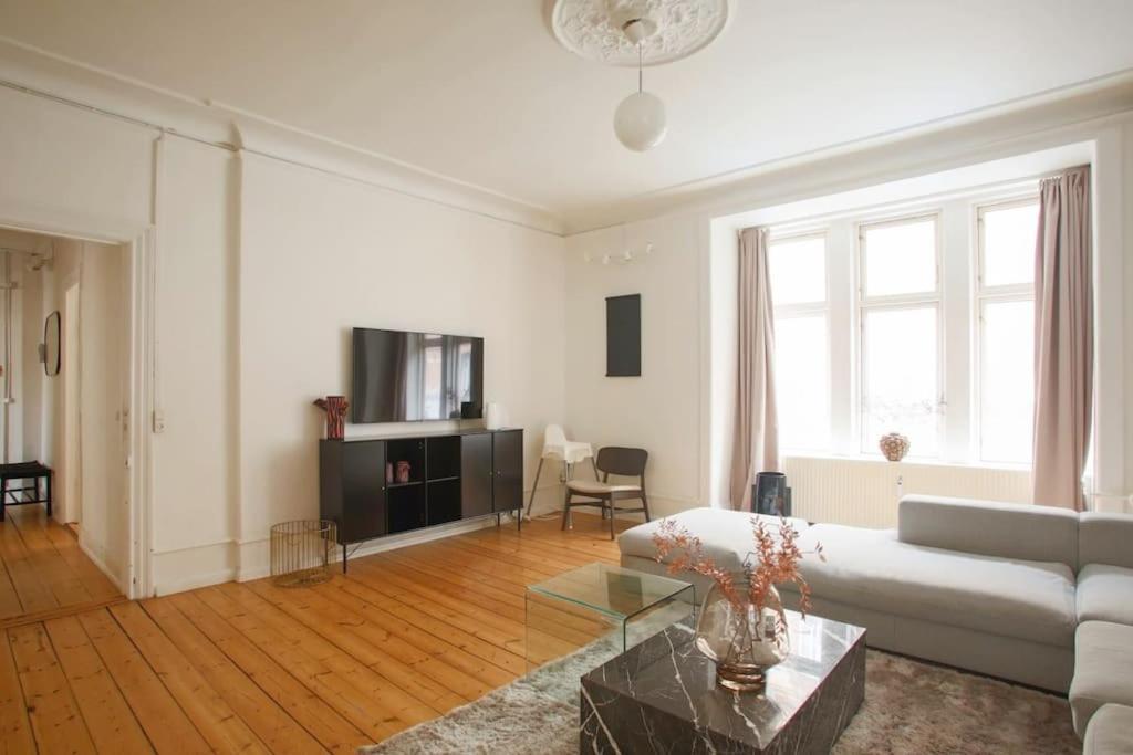 Large & Bright 3br Flat W Whirlpool Near Metro Apartment *