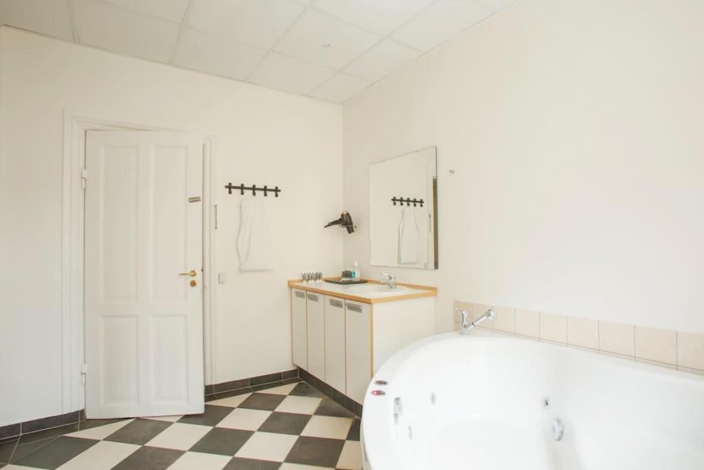 Apartment Large & Bright 3br Flat W Whirlpool Near Metro *